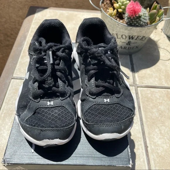 Under Armour boy toddler sneakers 11c - Picture 2 of 4